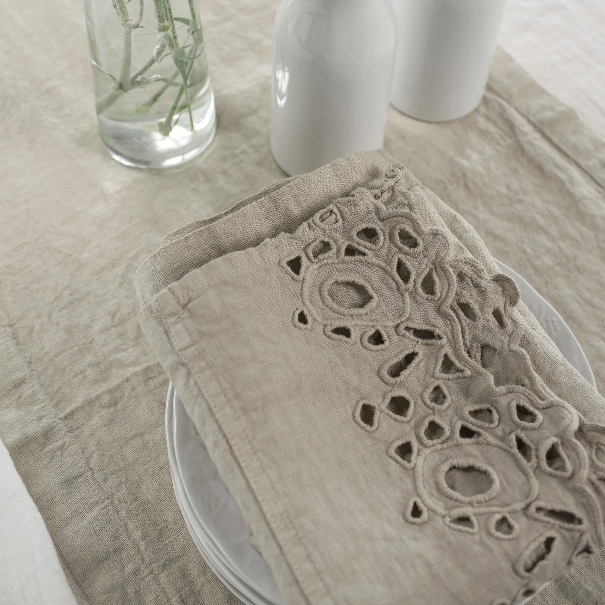 Tovaglia in puro Lino Stonewashed con balza ricamata - Cerchi - Image 9